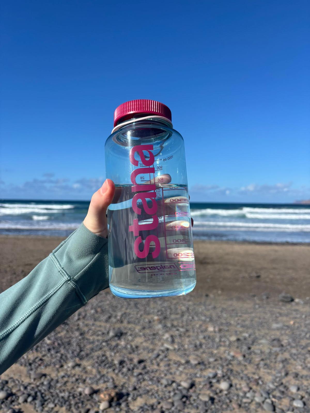 Stana water bottle in front of beach and sea